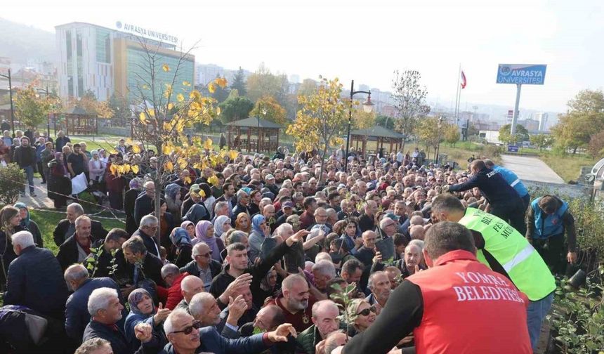 Dağıtılan elma ve armut fidanlarından almak için birbirleri ile yarıştılar