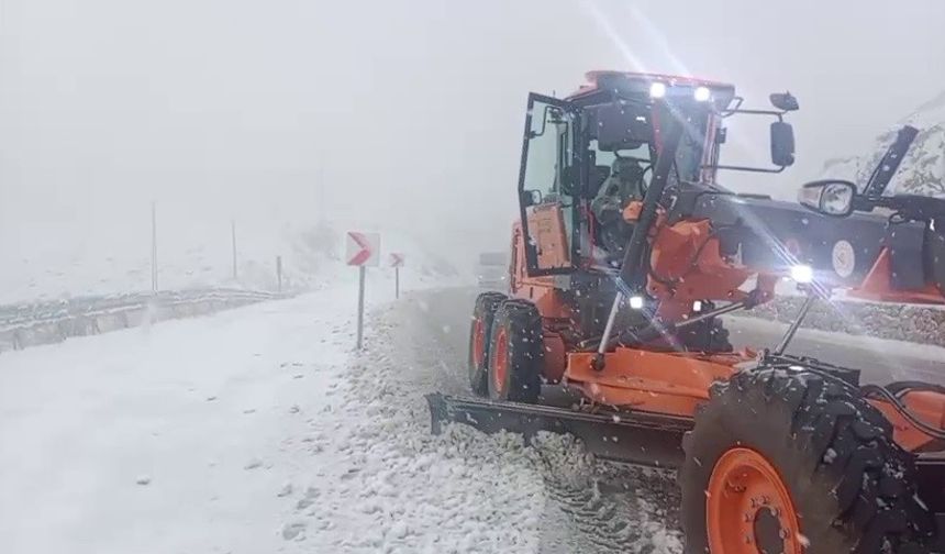 Kop Dağı’nda yoğun kar yağışı: Karayolları ekipleri gece boyu seferber oldu
