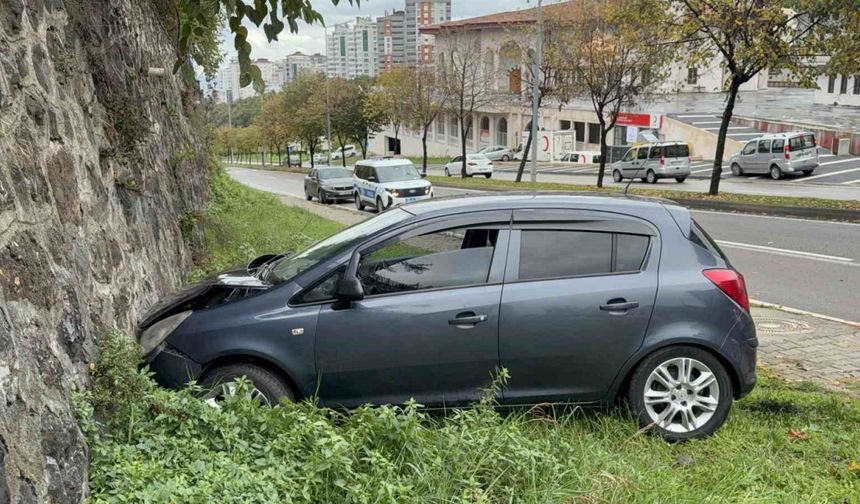 Otomobil istinat duvarına çarptı: İdmana giden futbolcu yaralandı