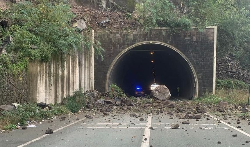 Sarp Sınır Kapısı Yolunda Heyelan