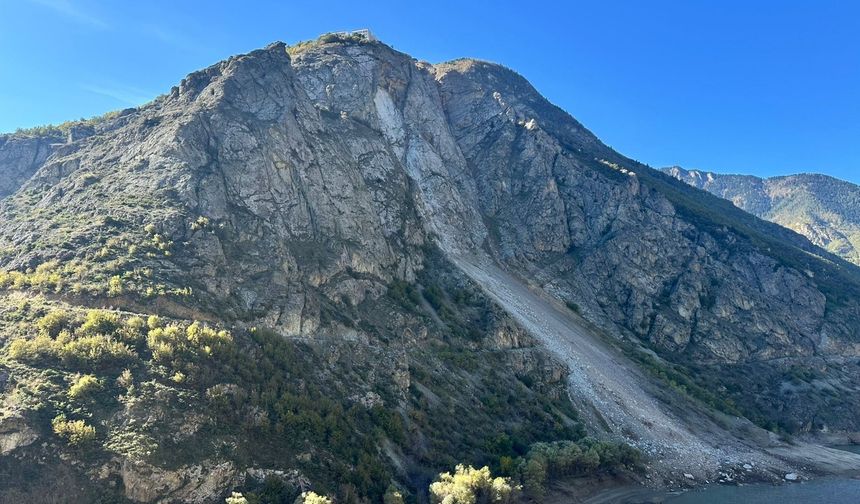 Artvin’de Kaya Düşmesi Nedeniyle Lise Eğitime Ara Verdi