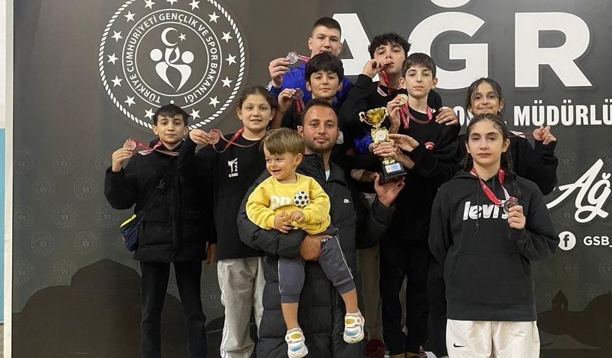 Artvinli Taekwondoculardan 8 Madalya