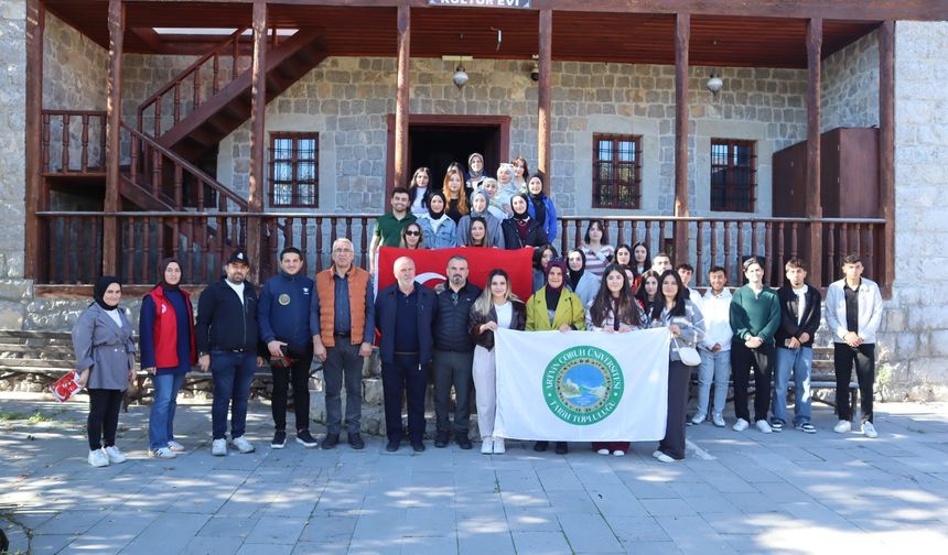 Ardanuç Gezisiyle Öğrenciler Tarihi Dokuyu Yerinde Deneyimledi