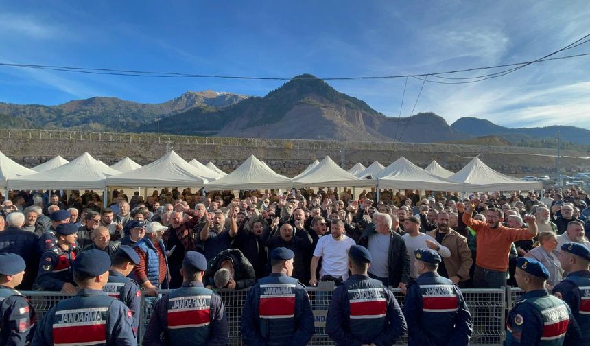 Murgul’da Halk Toplantıyı Başlamadan Bitirdi