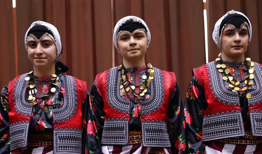 Akçaabat horonuyla dünya sahnelerinde boy gösteriyorlar