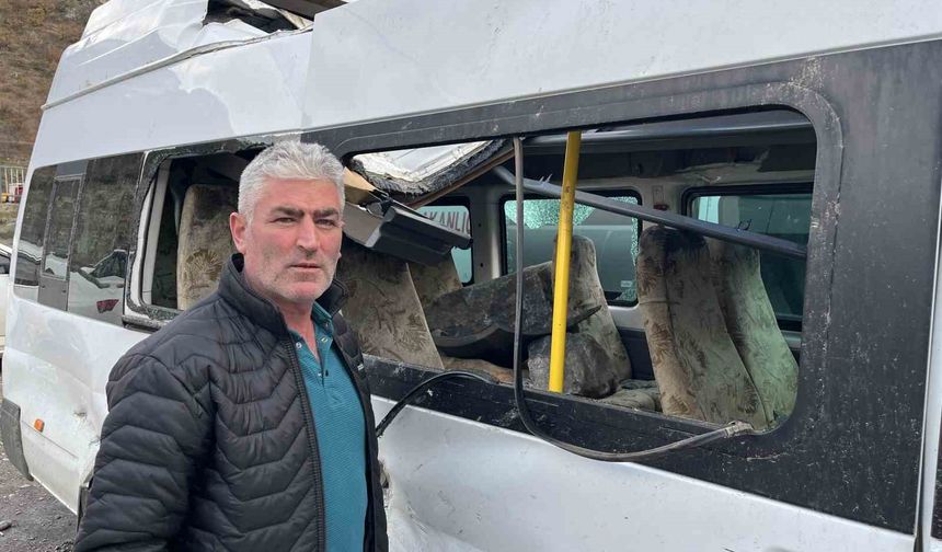 Artvin'de Üzerlerine Kaya Yağan Minibüs Şoförü Yaşadıkları Korku Dolu Anları Anlattı