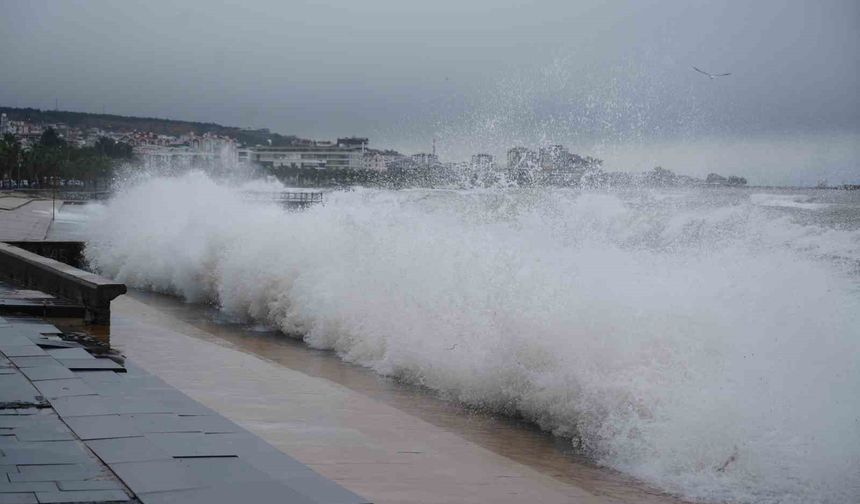 Karadeniz'de fırtına sahili vurdu: Dev dalgalar taşları kıyıya sürükledi