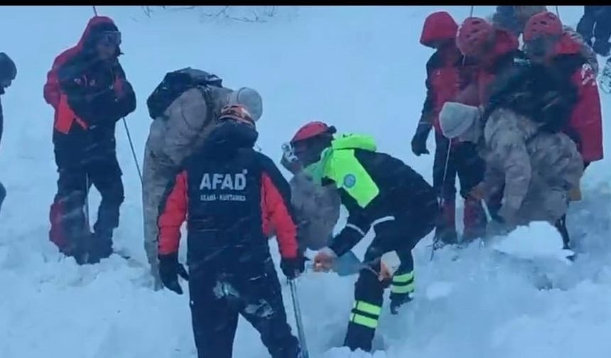 Artvin'de Çığ Altında Kalan 3 Çobandan Birinin Cansız Bedenine Ulaşıldı