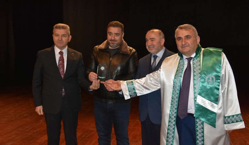 AÇÜ’den Murat Sural’a Teşekkür Plaketi