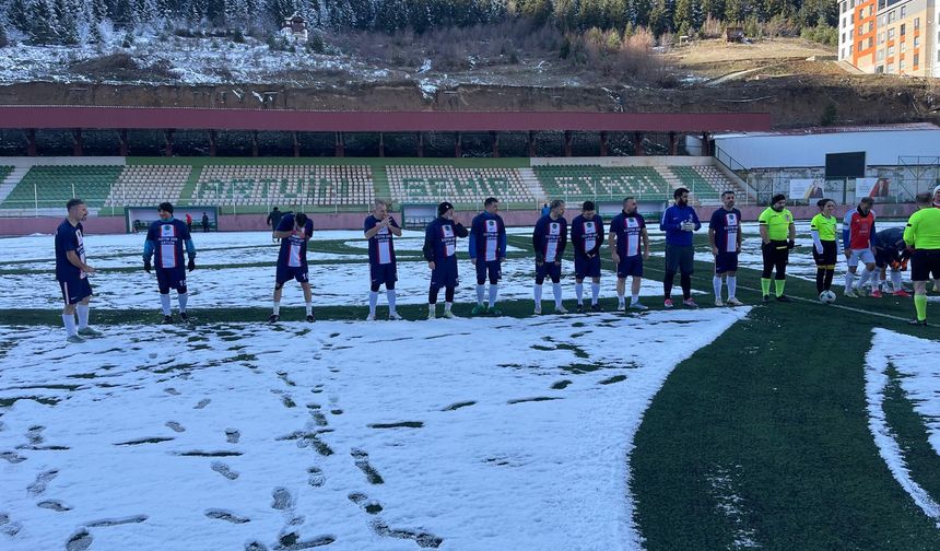 Veteran Futbolcular Sahayı Küreklerle Temizledi