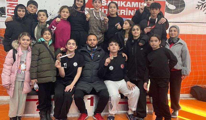 Taekwondoculardan Madalya Yağmuru