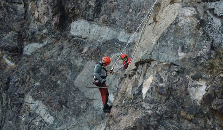 Endüstriyel Dağcılar Sarp Kayalıklarda Görev Başında