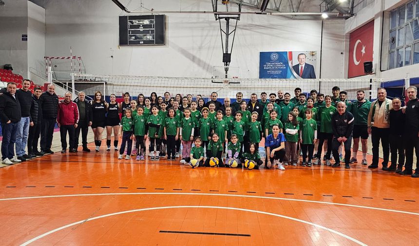 Voleybol Takımları ve Altyapı Sporcuları Tanıtıldı