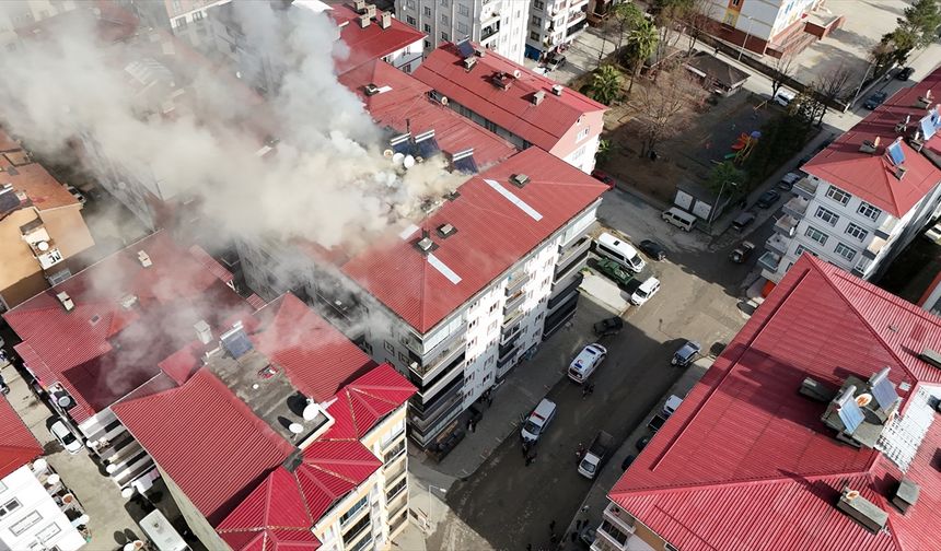 7 Katlı Binanın Çatısında Çıkan Yangın Söndürüldü