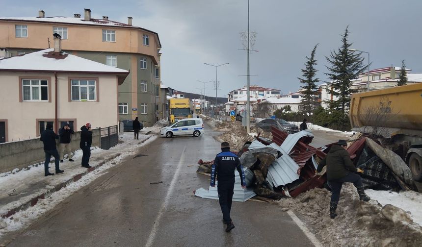 Samsun'da kuvvetli rüzgar nedeniyle okul çatısının bir bölümü yola düştü