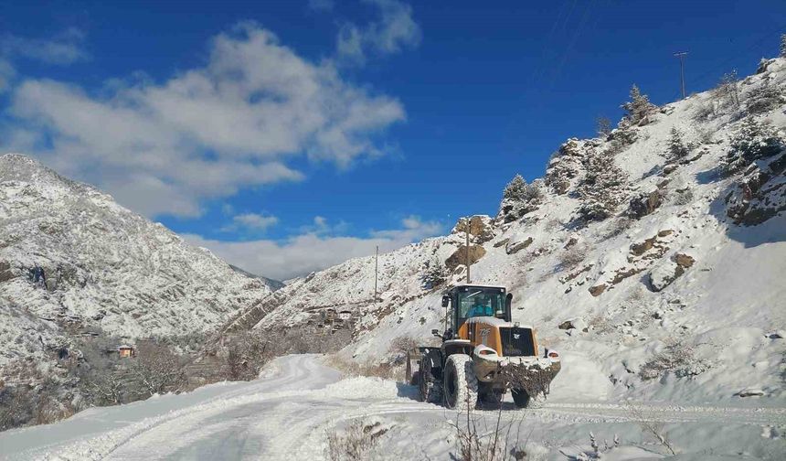Kar Yağışı Nedeniyle 34 Köy Yolu Ulaşıma Kapandı