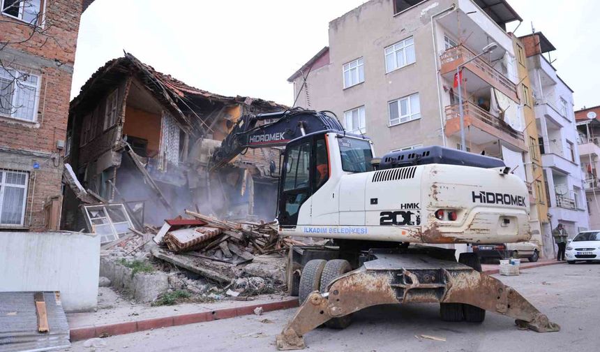 İlkadım'da metruk yapılar bir bir yıkılıyor