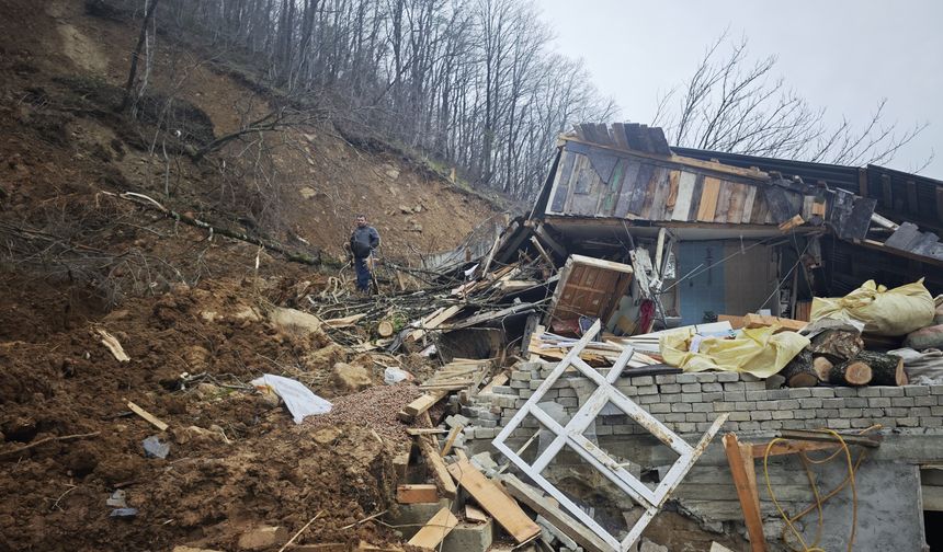 Borçka’da Heyelan: Ev ve Ahır Yıkıldı