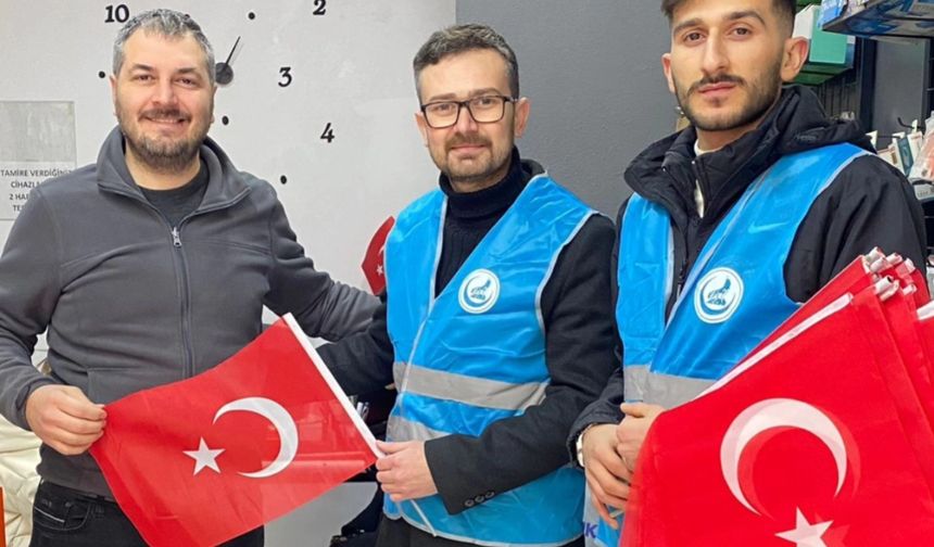Ülkü Ocakları’ndan Artvin Esnafına Türk Bayrağı
