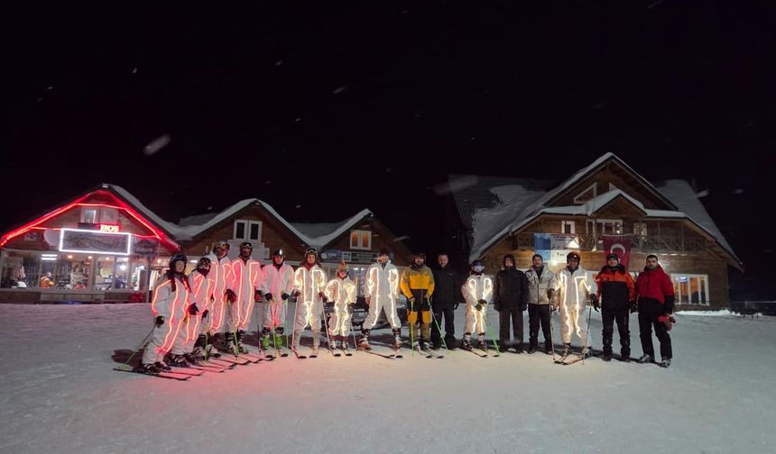 Kar Şenliği Led Işıklı Kayak Gösterisiyle Sona Erdi