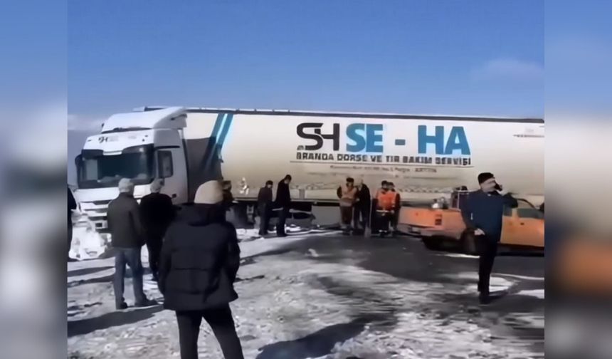 Tır Gizli Buzlanma Nedeniyle Kaza Yaptı