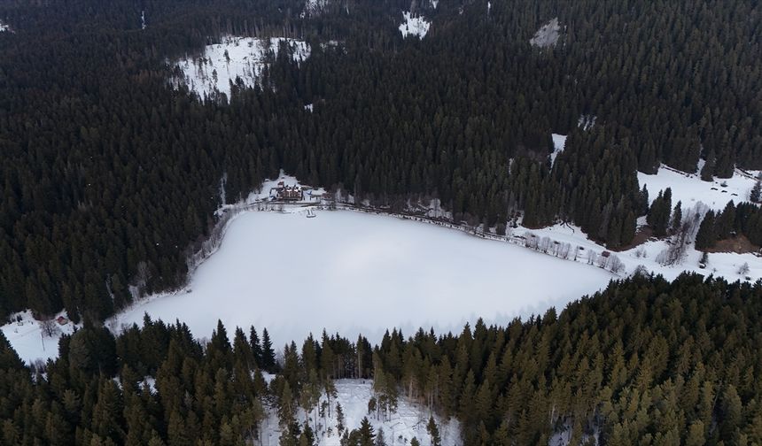 Artvin'in 'Sakin Şehir' Ünvanlı Şavşat İlçesindeki Karagöl'ün Yüzeyi Buz Tuttu