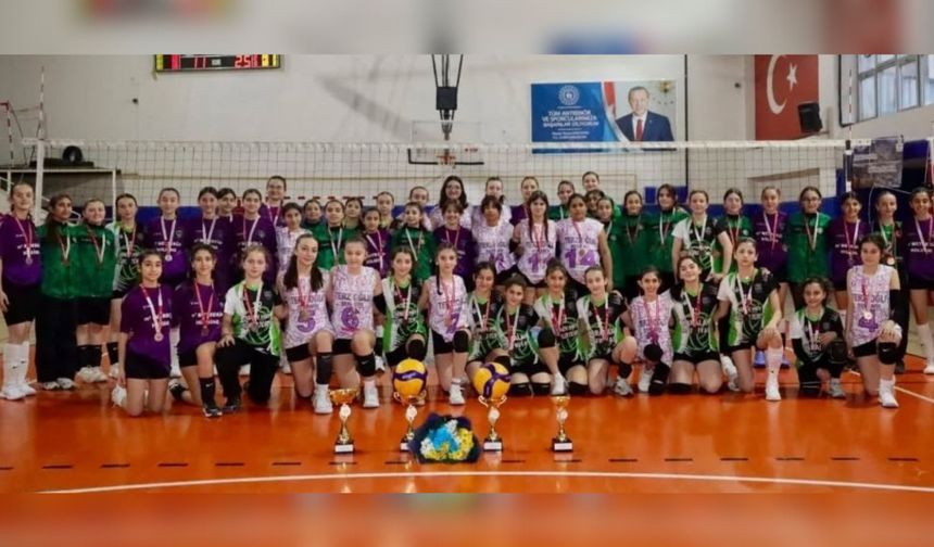 Genç Kızlar Smaçlarıyla Fark Yaptı