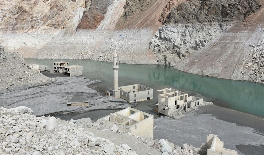 Sular Çekildi, Köy Ortaya Çıktı