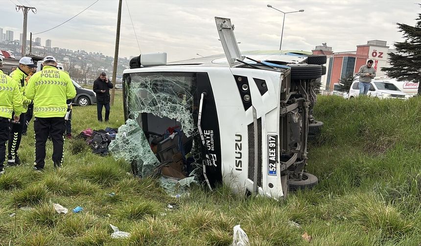 Samsun'da öğrencilerin bulunduğu midibüsün devrilmesi sonucu 11 kişi yaralandı