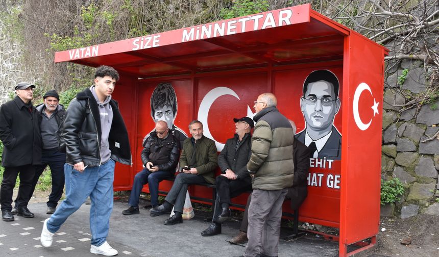 Şehitlere resimlerini çizerek gösterdikleri vefayı Trabzon'a taşıdılar