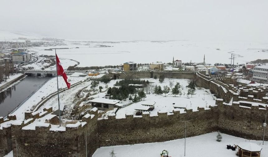 Beyaza bürünen Ardahan Kalesi havadan görüntülendi