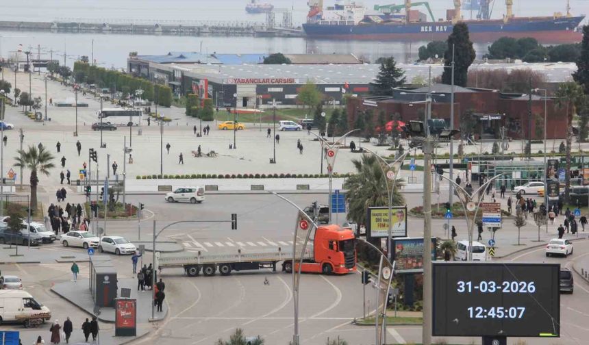 Tırdan trafiği tehlikeye düşüren hareket