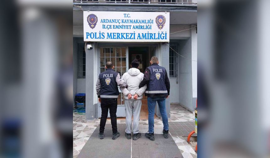 Cezaevinden Kaçtı, İlçe Merkezine Doğru Koşarken Kayalık Alanda Yakalandı