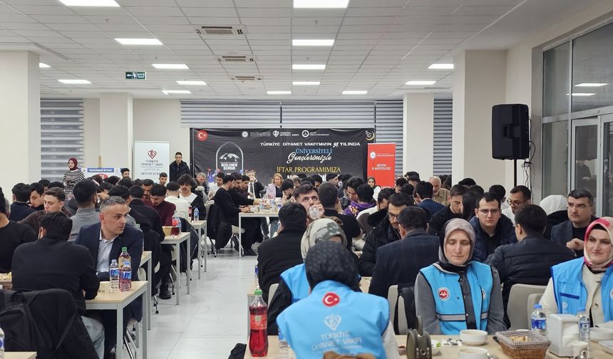 Üniversiteli Gençler İftar Sofrasında Buluştu