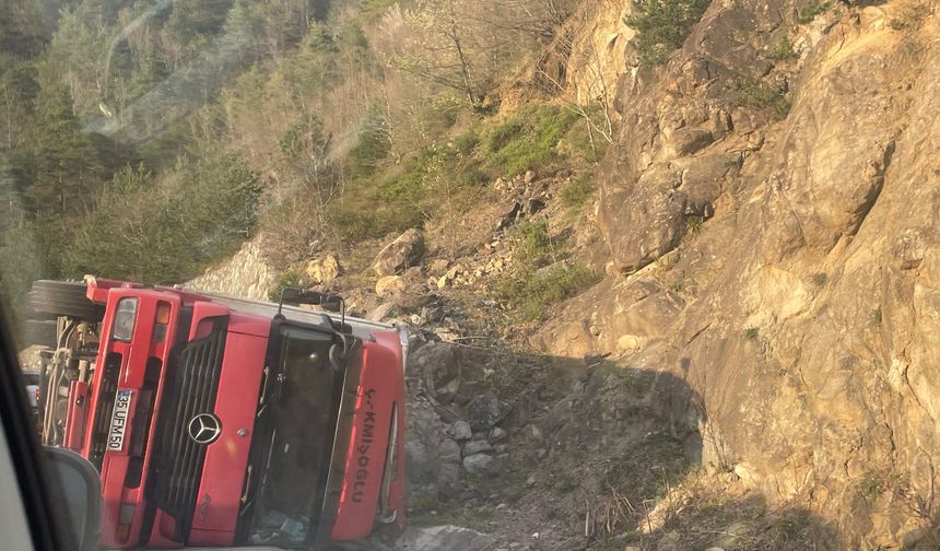 Borçka-Artvin Yolunda Tır Devrildi