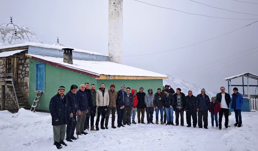 2 Bin 50 Rakımda Kar Altında Bayram Coşkusu