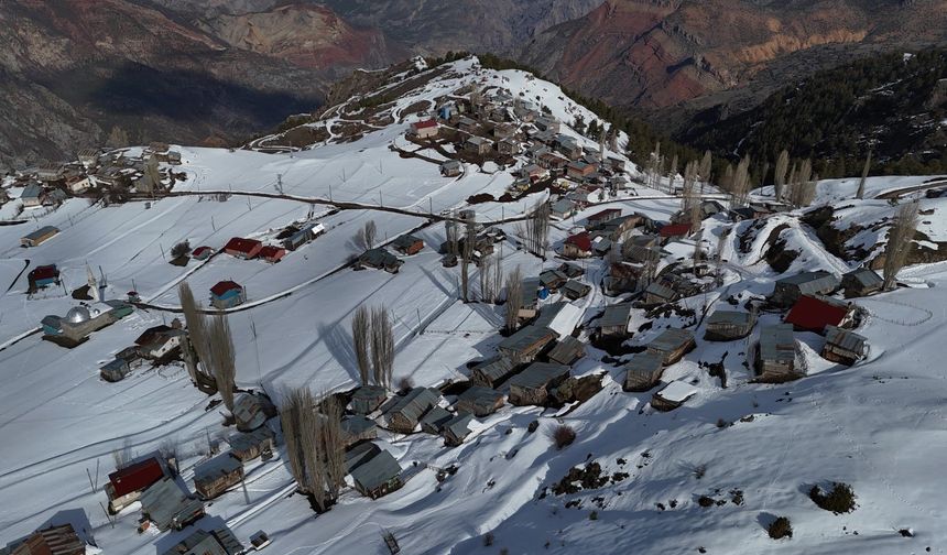 Bahar Geldi Ama Kar Gitmedi