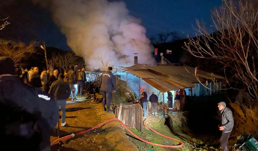 Ardanuç’ta Çatı Yangını Korkuttu