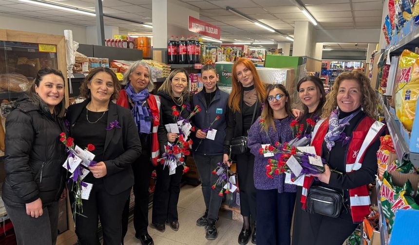 Kadınların Günü Karanfillerle Kutlandı