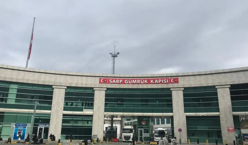 Sarp Sınırında TIR Akını