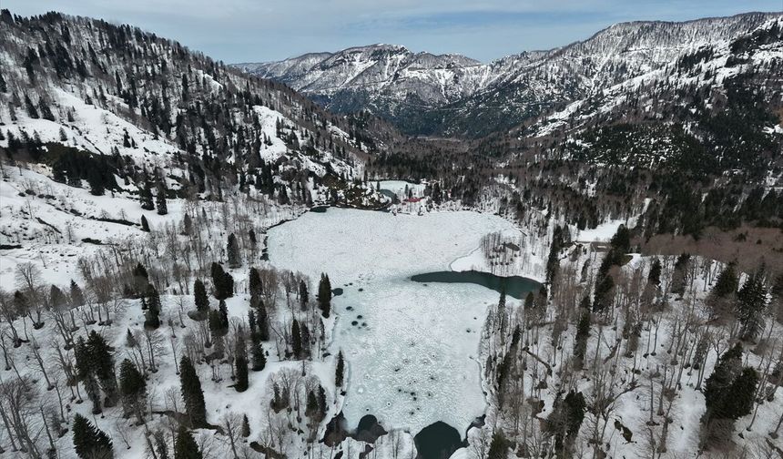 Borçka Karagöl Tabiat Parkı ziyaretçilerini ağırlamaya başladı