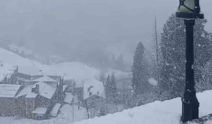 Dünyaca ünlü Ayder Yaylası'nda kar etkisini sürdürüyor