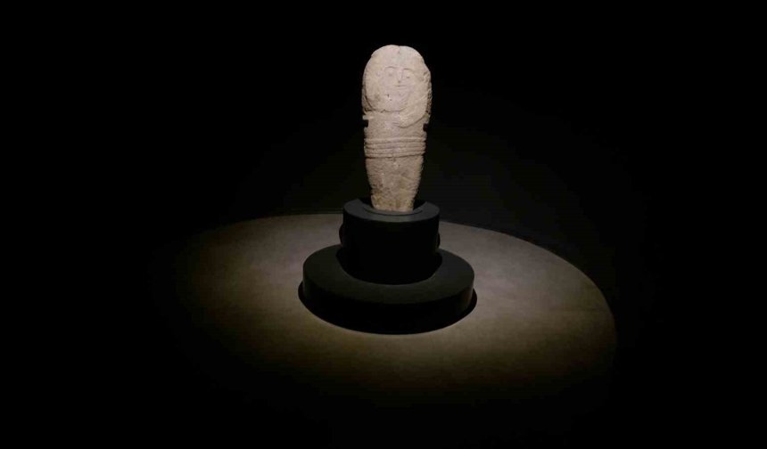 Erzurum'da bulunan 2 bin 500 yıllık 'taş baba' heykeli ziyaretçilerin ilgi odağı oldu