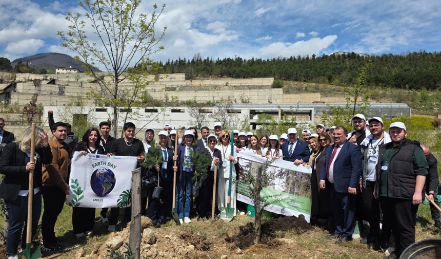 100 Fidan Toprakla Buluştu