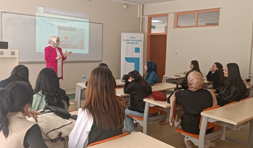 Şavşat’ta Öğrencilere İş Kulübü Eğitimi