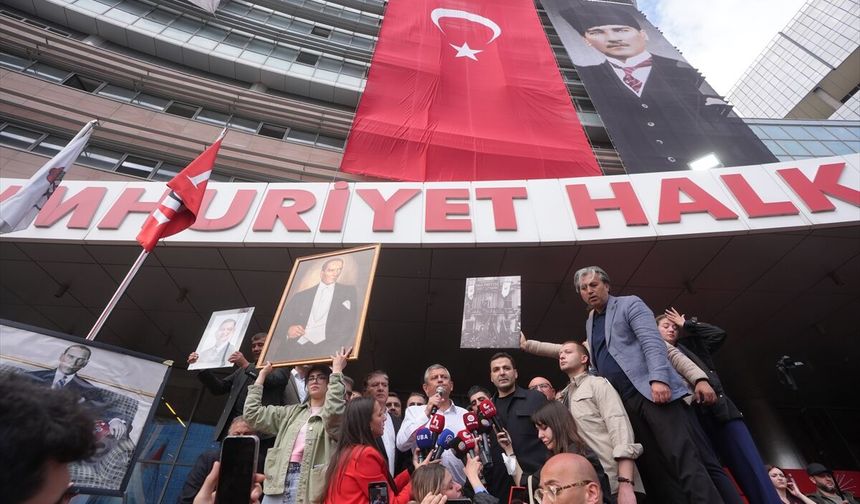Özgür Özel, CHP Genel Merkezi'nden ayrıldı