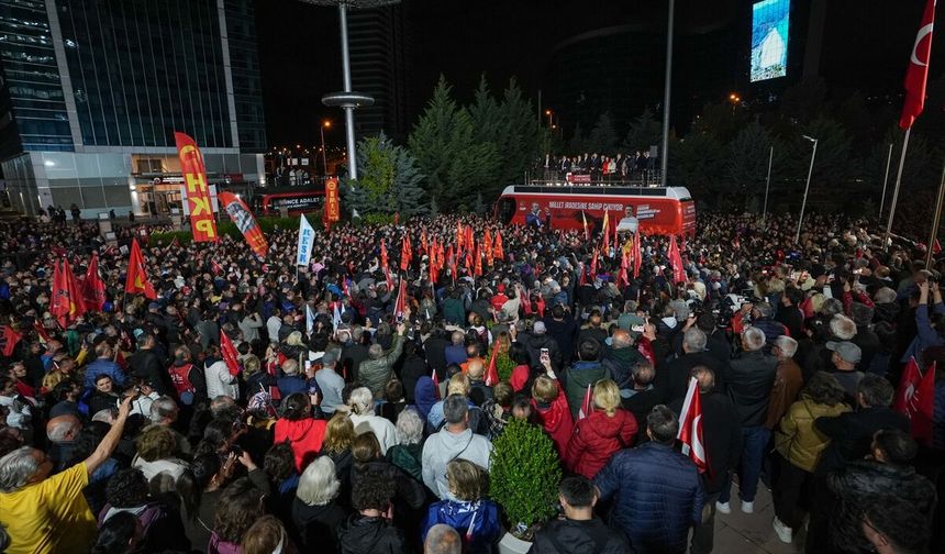 Özgür Özel, CHP Genel Merkezi önünde toplananlara seslendi: