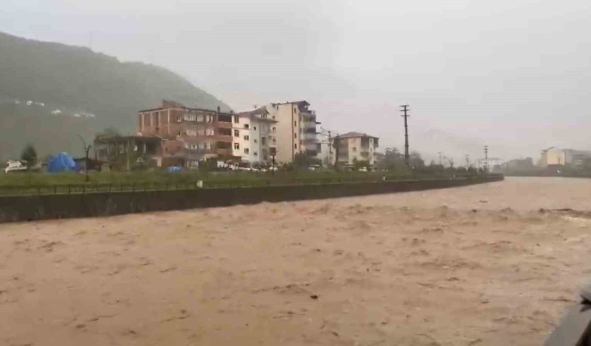 Trabzon'un Araklı ilçesinde şiddetli yağış