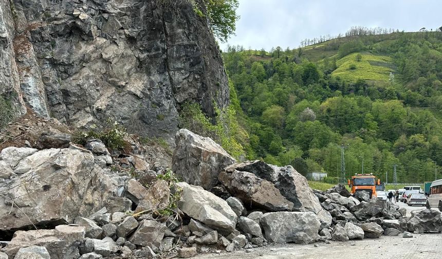 Heyelan Bölgesinde Çalışmalar Sürüyor