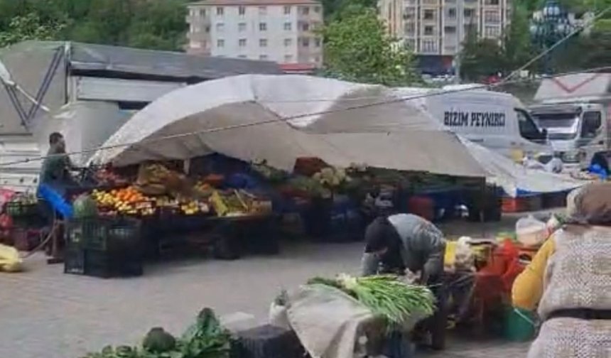 Şiddetli Rüzgar Semt Pazarını Vurdu